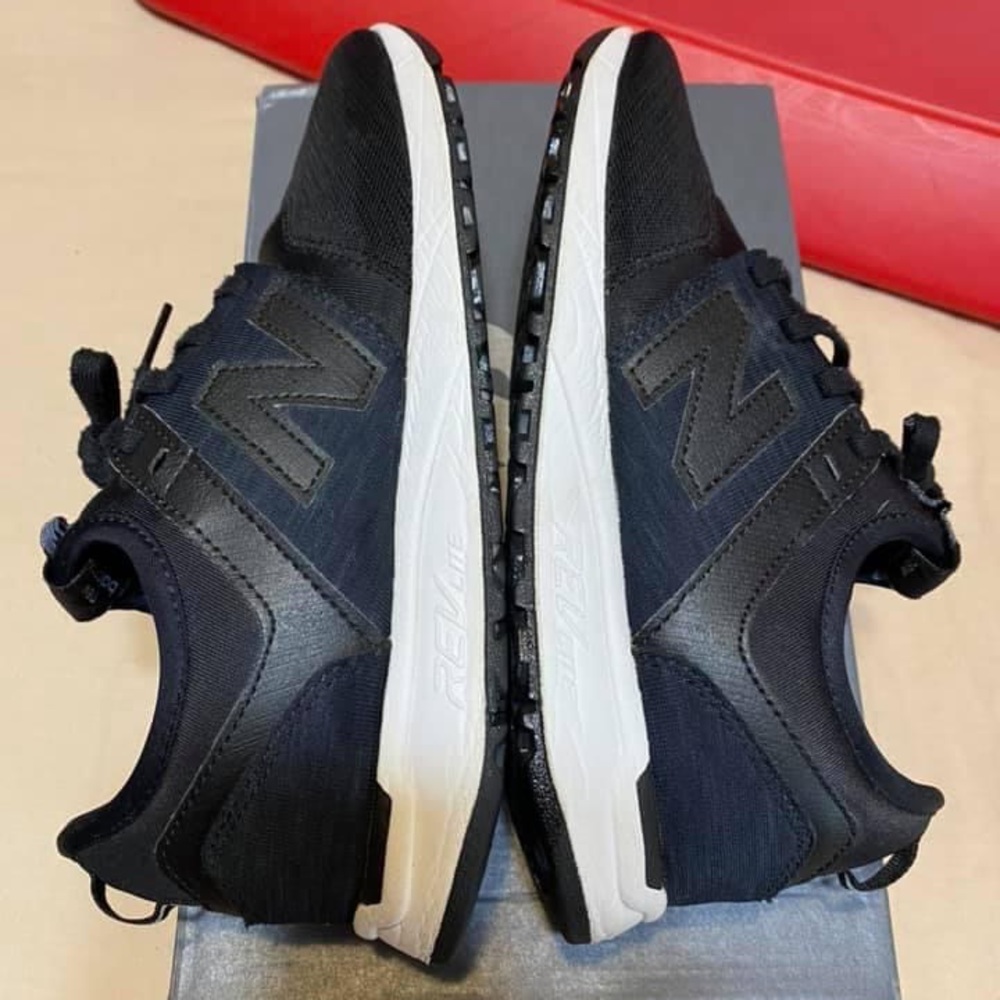 New balance women’s size 8 black tennis shoes